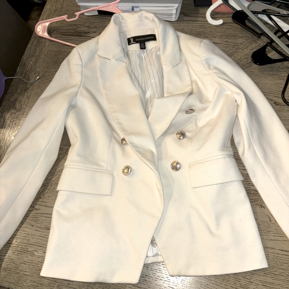 Cream small blazer! 🖊️